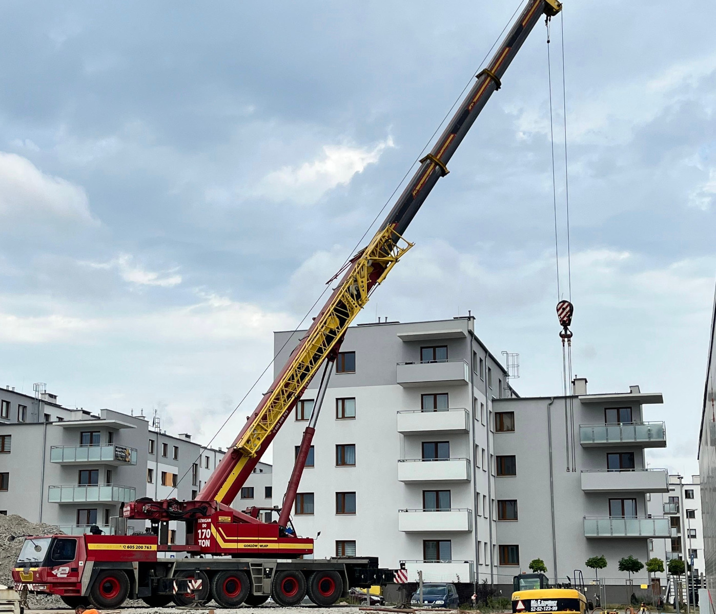 Dźwig GROVE GMK 5170 firmy ELEKTRO-BUD podczas prac na osiedlu mieszkaniowym