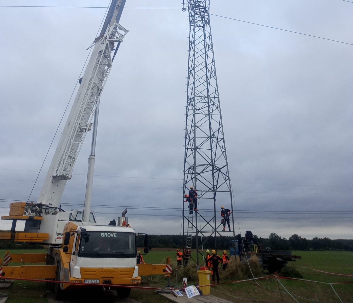 Dźwig GROVE GMK 5130-2 firmy ELEKTRO-BUD podczas prac przy linii wysokiego napięcia