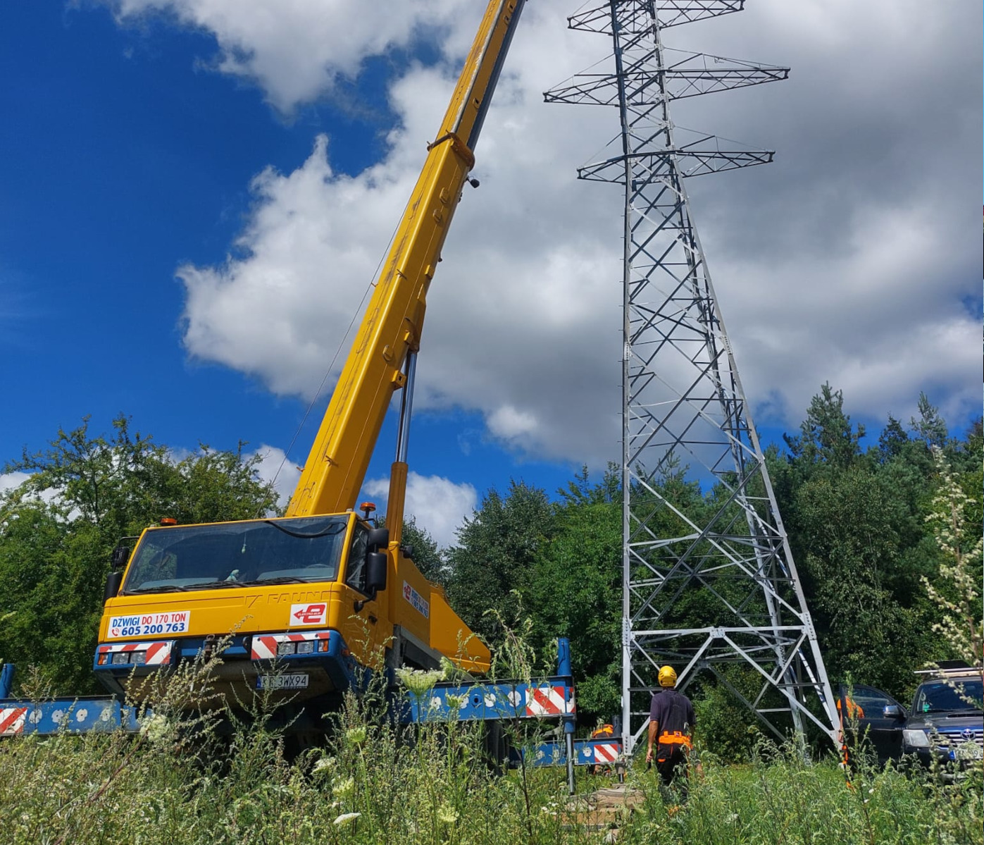 Dźwig FAUN ATF65-4 firmy ELEKTRO-BUD podczas montażu słupa niskiego napięcia