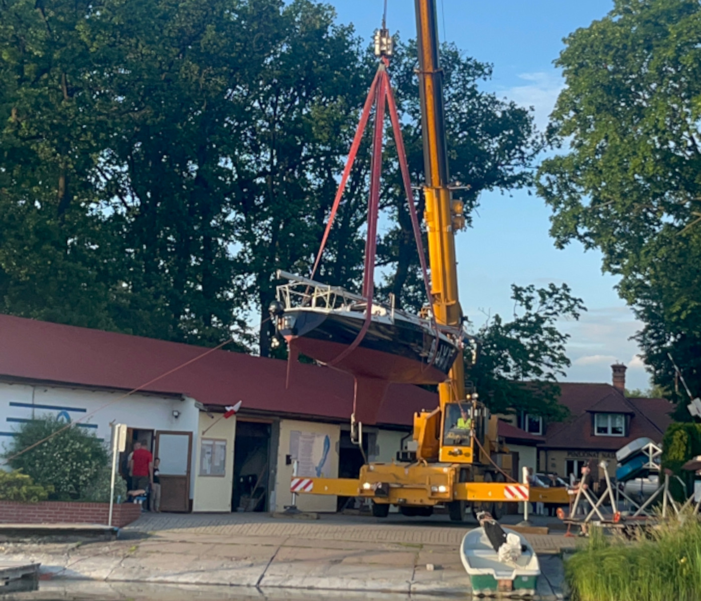 Dźwig kompaktowy Demag City AC 40 firmy ELEKTRO-BUD podczas podnoszenia jachtu