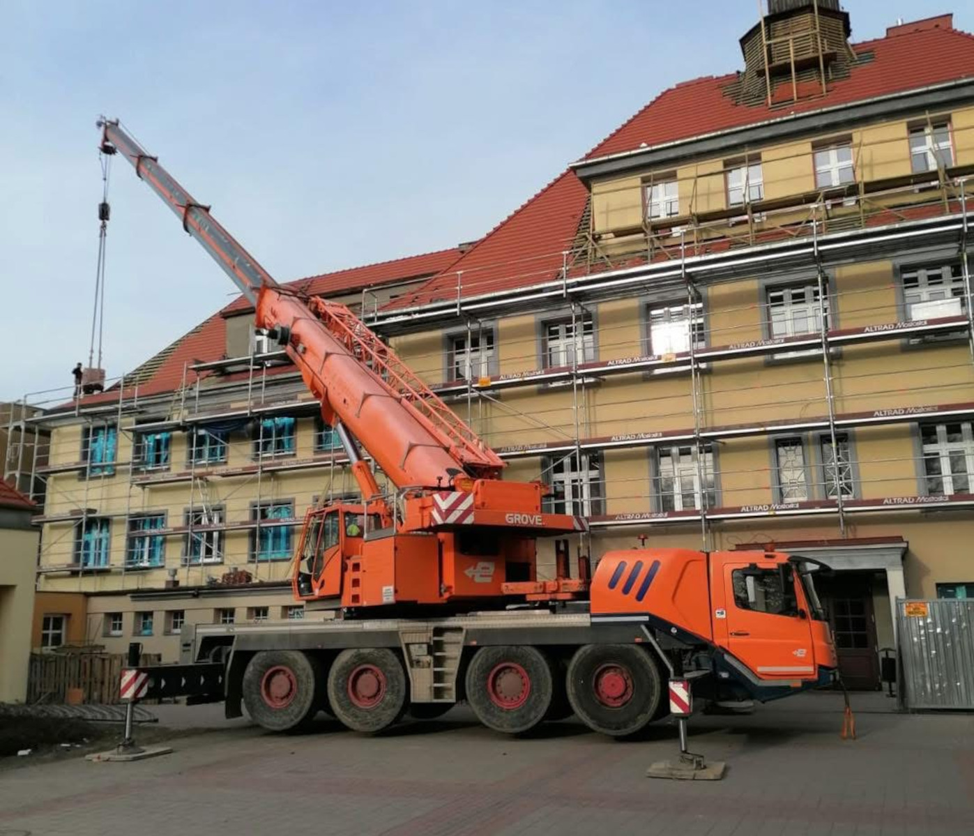 Dźwig GROVE GMK 4100 firmy ELEKTRO-BUD podczas renowacji budynku