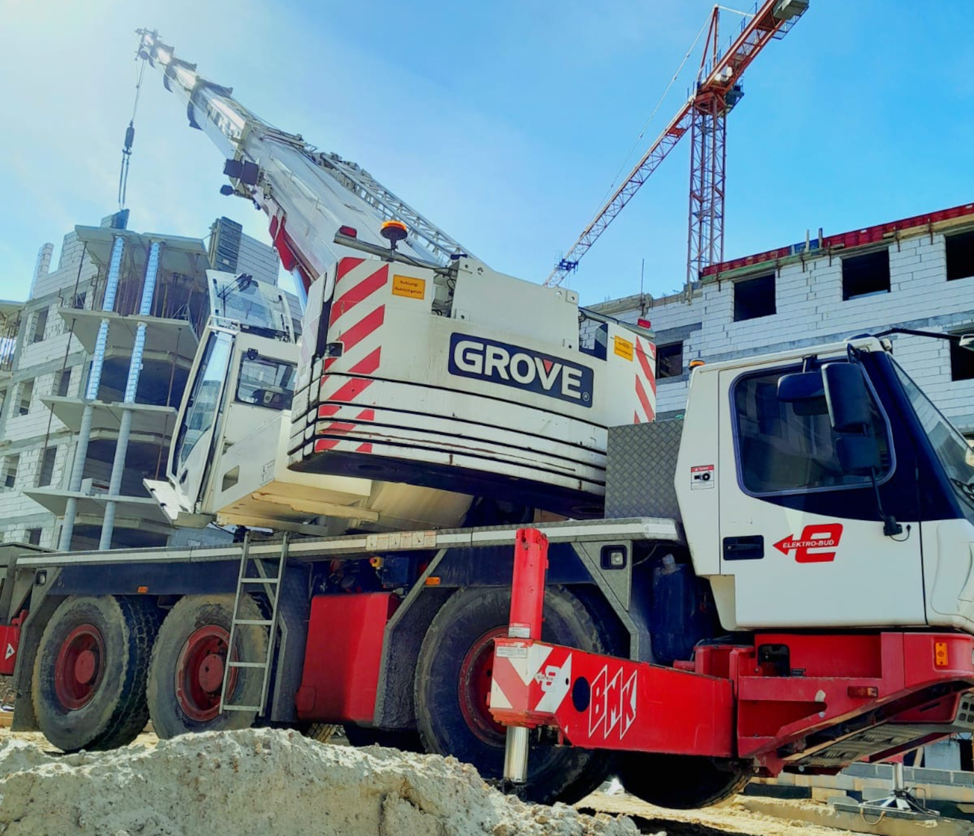 Dźwig GROVE GMK 3050-1 firmy ELEKTRO-BUD podczas budowy wielokondygnacyjnej