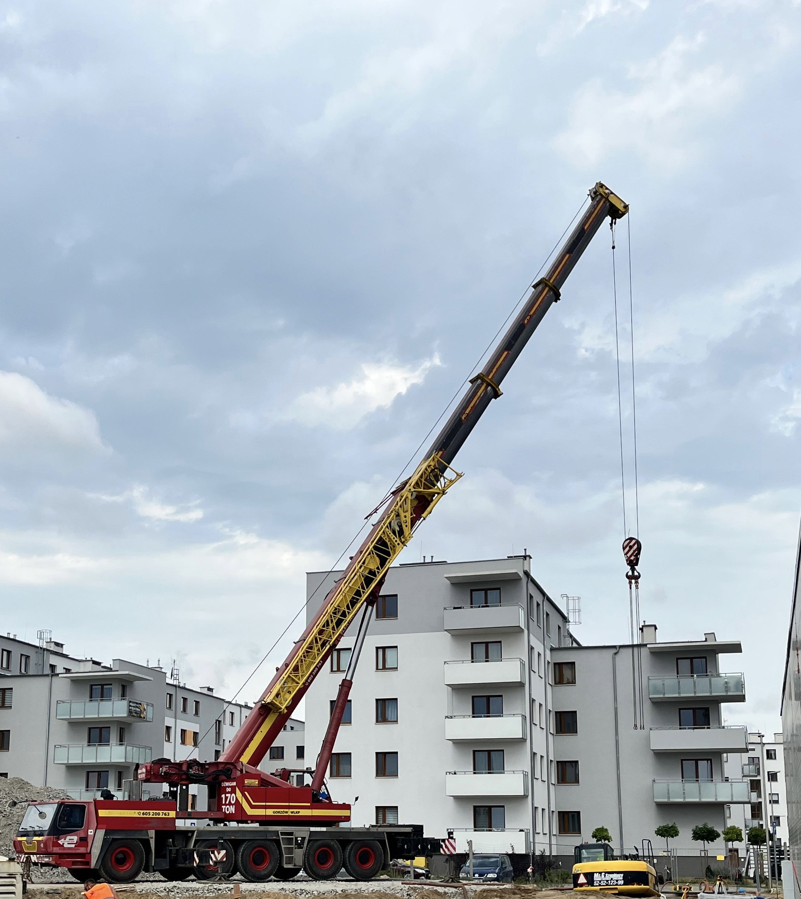 Żuraw samojezdny Elektro-Bud o udźwigu 170 ton podczas prac dźwigowych na terenie osiedla mieszkaniowego