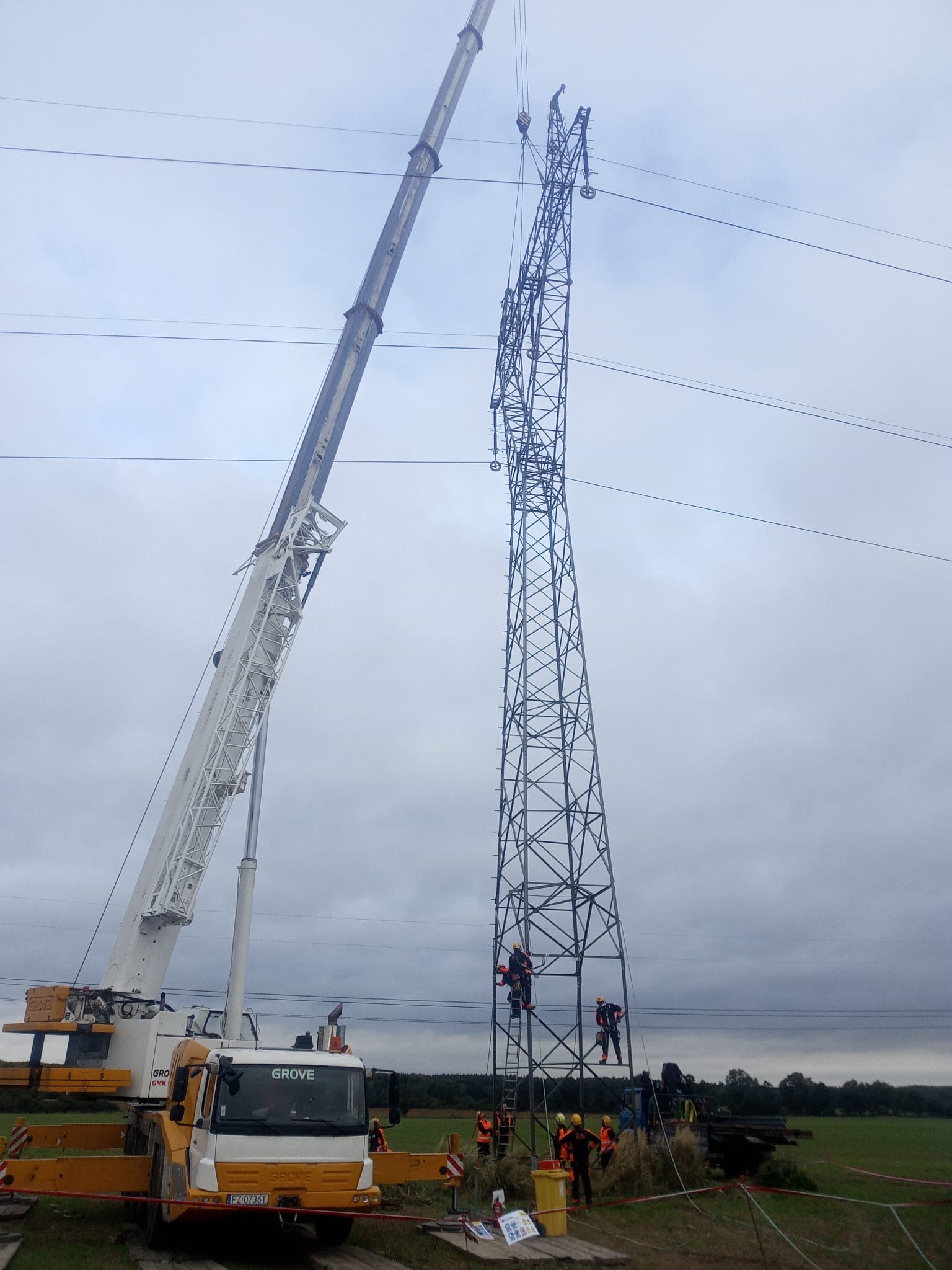 ELEKTRO-BUD żuraw GROVE przy pracach na liniach wysokiego napięcia