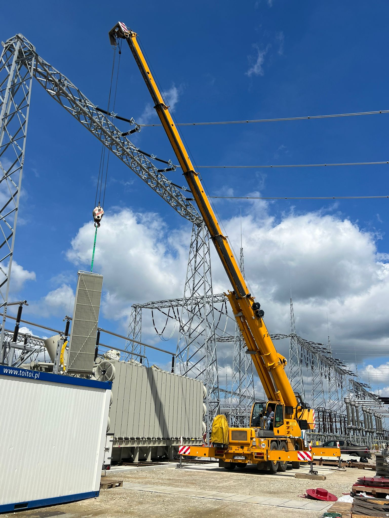 Żuraw samojezdny Elektro-Bud podczas prac montażowych na stacji elektroenergetycznej – podnoszenie elementu transformatora