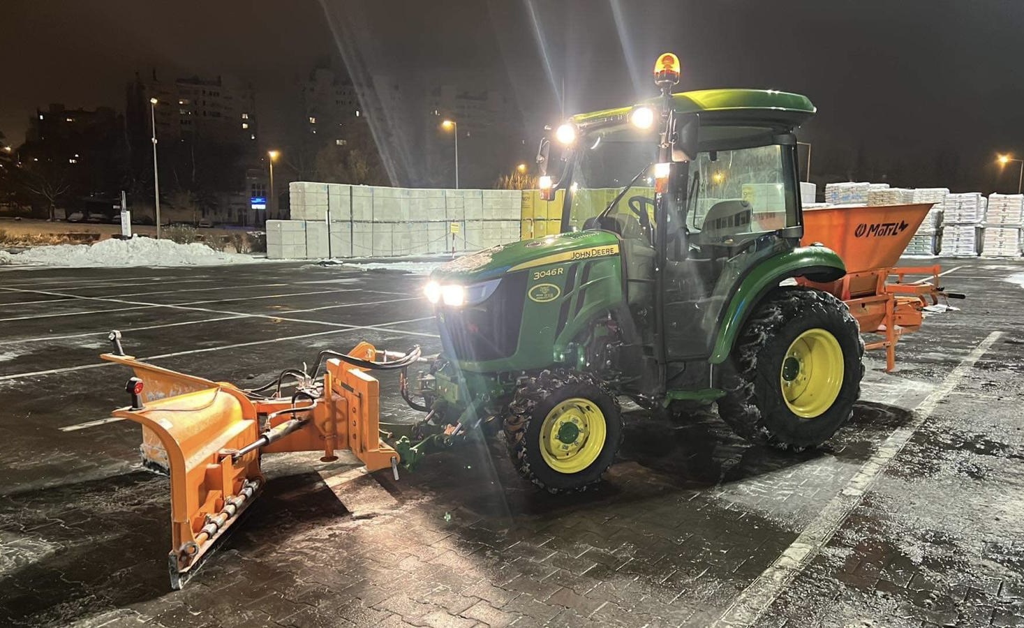 ELEKTRO-BUD sprzęt odśnieżający parking nocą - pług i posypywarka